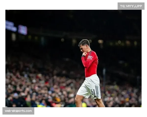 曼联18岁小将莱西中柱，弗莱彻场边掩面叹息