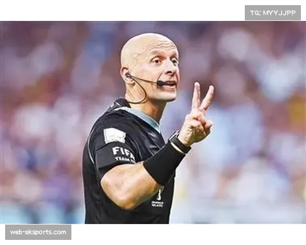 中场休息时,现场大屏幕播放致敬即将退役的波兰裁判马齐尼亚克的短片 中场休息时,现场大屏幕播放致敬即将退役的波兰裁判马齐尼亚克的短片